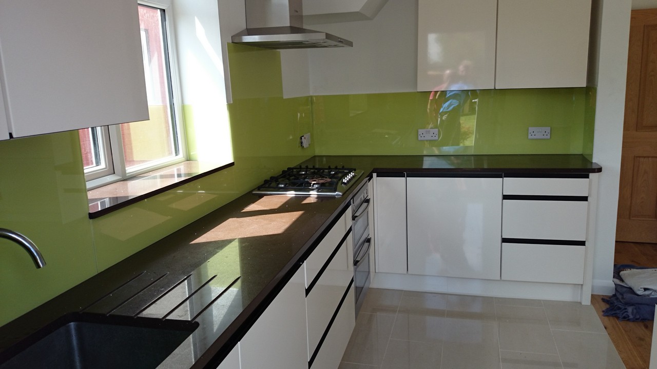 Lime green glass kitchen splashback installed by East Sheen glaziers